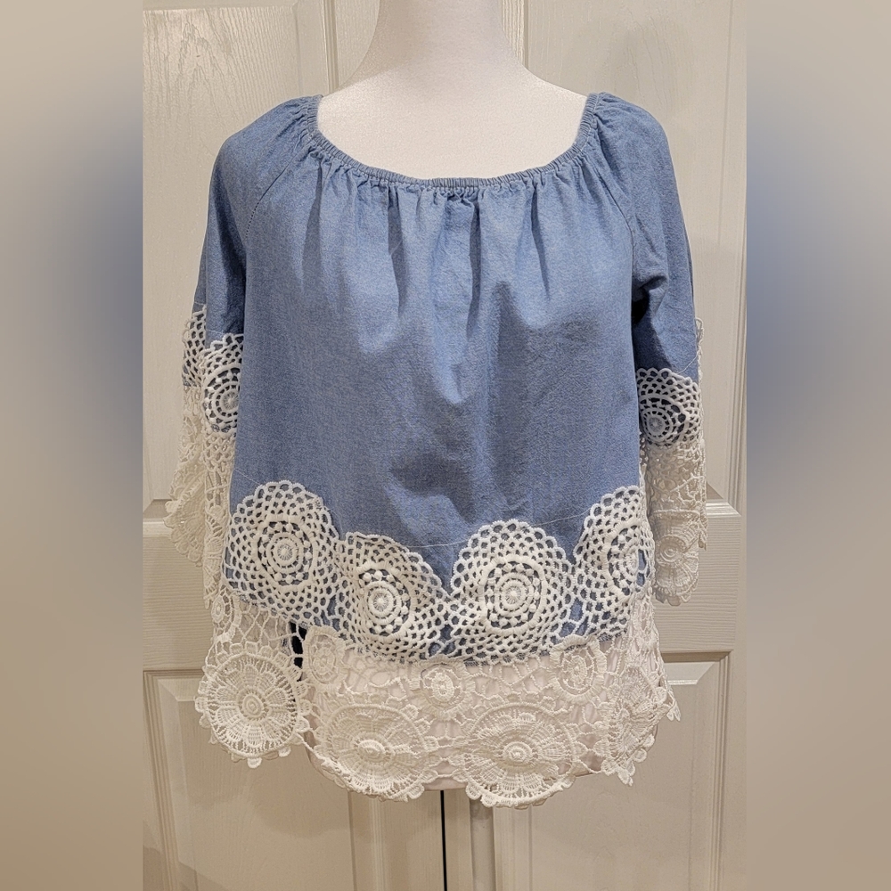 Unique Spectrum Blue Chambray and Lace Gathered Scoopneck Top Size Small